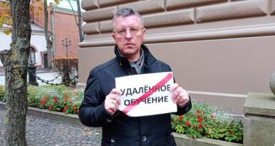 Жернова латышского и провальный учебный год в Латвии: активист вышел на пикет к Сейму