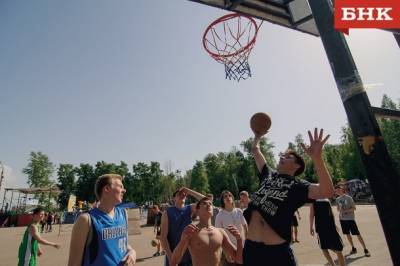В Кировском парке завершают реконструкцию баскетбольной площадки