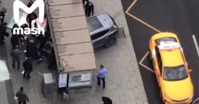 Машина врезалась в остановку с людьми в центре Москвы
