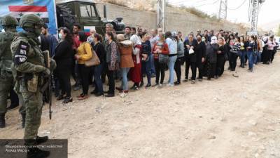Сирийцы из пригорода Дамаска получили гумпомощь от российских военных