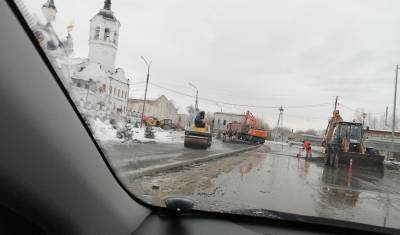 Тобольские строители продолжают ремонтировать дороги в дождь и снег