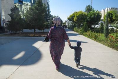 Грозившая сжечь себя и детей жительница Туркменистана получила прописку и работу