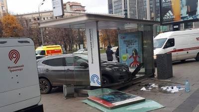 В Москве машина врезалась в автобусную остановку