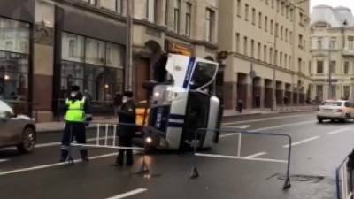 Автомобиль полиции перевернулся в центре Москвы