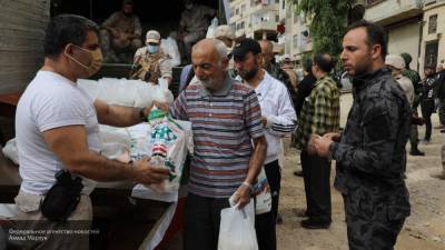 Жители сирийского Меззе получили гуманитарный груз от России