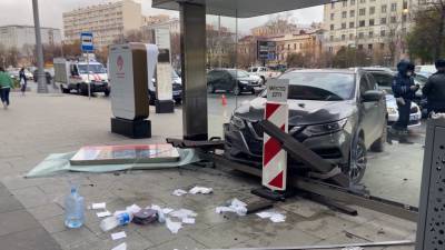 Автомобиль врезался в остановку в Москве: пострадали двое.