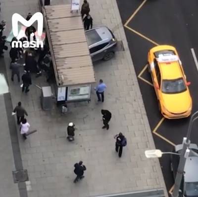 В центре Москвы автомобиль влетел в остановку, несколько человек пострадали