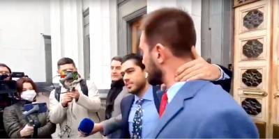 «Иди сюда»: Лерос под стенами Рады схватил за шею бывшего коллегу по фракции Юрченко — видео