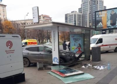 Недавно села за руль: в Москве женщина-водитель въехала в остановку, трое ранены