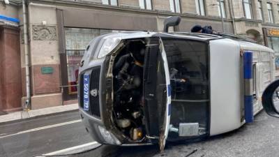 Машина полиции завалилась на бок после аварии в центре Москвы