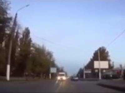 Выскочил на дорогу под колеса авто: в Мелитополе на дороге увидели горе-пешехода