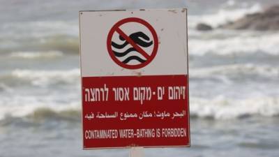 Море в Тель-Авиве почернело: после дождя в воду слили нечистоты