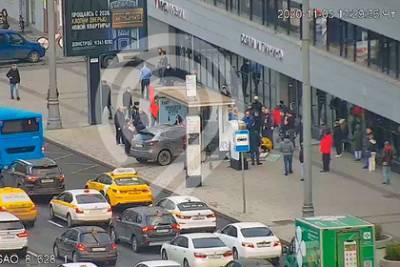 Названа причина аварии с протаранившим остановку автомобилем в центре Москвы