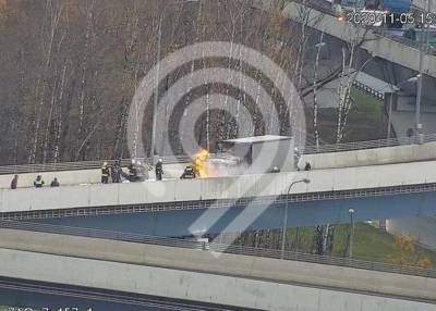 Автомобиль загорелся на съезде с Киевского шоссе на МКАД