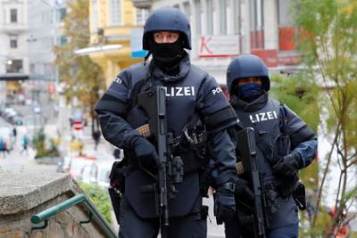 Связанный с террористом из Вены чеченец пожаловался на выбитую дверь и попался