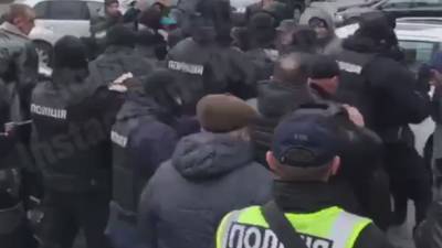 В Киеве на Грушевского во время протеста владельцев "евроблях" произошла потасовка с полицией. ВИДЕО