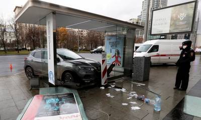 В центре Москвы легковой автомобиль протаранил остановку. Пострадали три человека