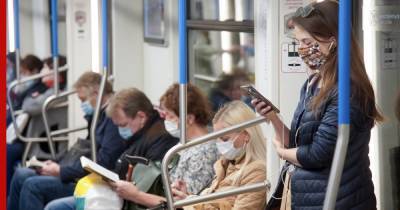 Подсчитан процент москвичей, которые носят маски и перчатки в метро