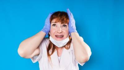 Медицинская маска и парик: почему коронавирус вызывает сильное выпадение волос?