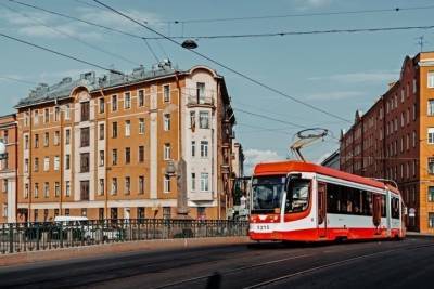 В Петербурге женщина вытолкнула 80-летнюю пассажирку из трамвая