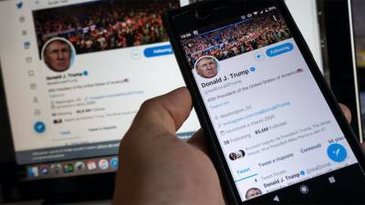 Демократы призывают Twitter приостановить действие учетной записи Трампа