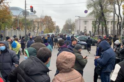 В Киеве "евробляхеры" перекрыли дорогу и подрались с полицейскими