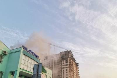 Крыша здания детско-юношеской спортивной школы горит в Батайске