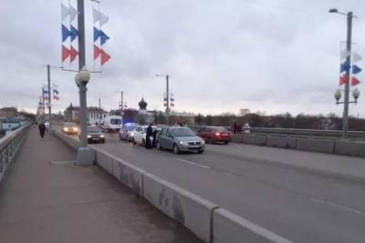 На Ольгинском мосту произошло ДТП, движение затруднено