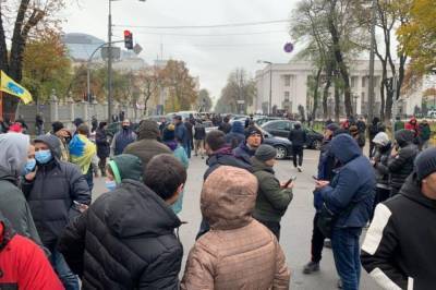 В Киеве во время протеста под Радой произошла потасовка с полицией (видео)