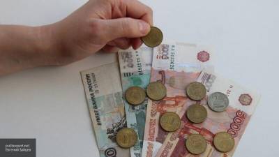 Экономист перечислил россиян, хранящих деньги "под матрасом"