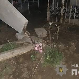 В Запорожской области вандалам, которые повредили памятники на кладбище, грозит до 7 лет тюрьмы. Фото