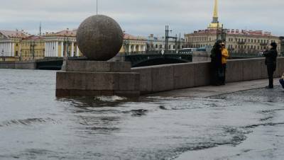 В Петербурге из-за угрозы наводнения закрыли дамбу