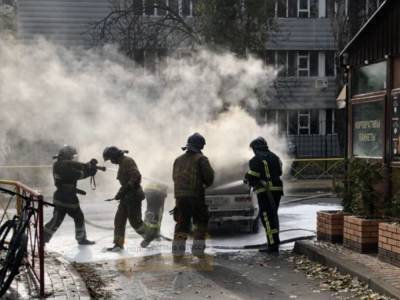 В Одессе во дворе вспыхнул автомобиль ВАЗ