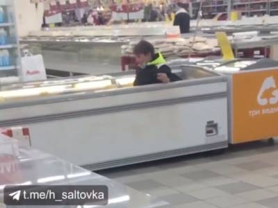 В харьковском супермаркете шутник забрался в холодильник с продуктами