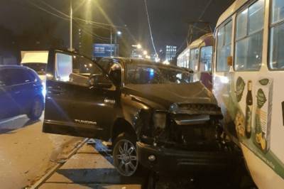 В Харькове пьяный водитель джипа разбил легковушку и врезался в трамвай: фото ДТП