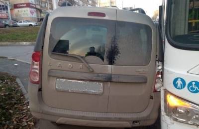 В Уфе столкнулись легковушка и автобус: пострадала девушка
