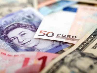 Курс евро на торгах опустился до 91 рубля, доллар упал ниже 77 рублей