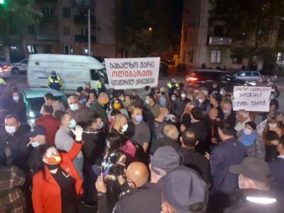 Шум в Кутаиси: возле окружной избирательной комиссии проходит акция