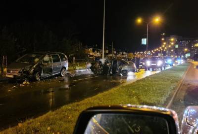 Во время шторма в Сосновом Бору разбились два автомобиля