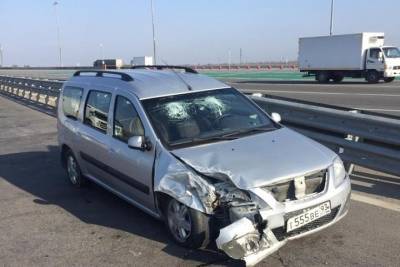 В Ростовской области пожилой водитель легковушки врезался в здание: пострадала пассажирка