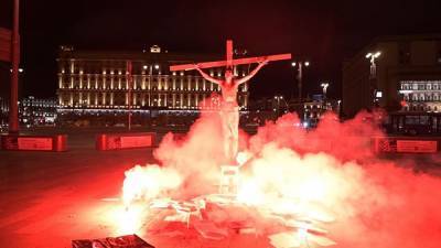 В Москве у здания ФСБ «силовики» подожгли «Иисуса Христа»