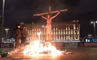 У здания ФСБ задержан активист в образе Иисуса Христа – он был привязан к деревянному кресту