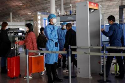 Китай временно запретил въезд из России по визам и ВНЖ