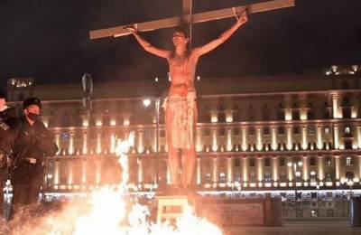 На Лубянке мужчина в образе Христа пытался устроить акцию самосожжения, видео