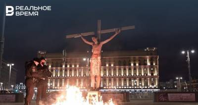 У здания ФСБ в Москве задержали акциониста в образе Иисуса Христа, которого распяли и подожгли