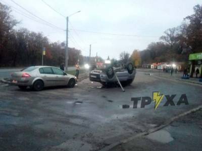 ДТП в Харькове: из-за столкновения машина перевернулась на крышу
