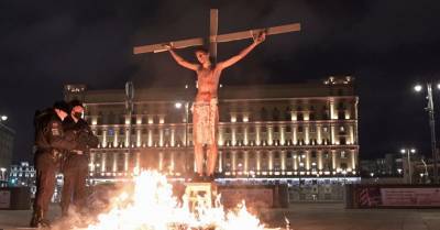 На Лубянке активиста "подожгли" на кресте в образе Христа