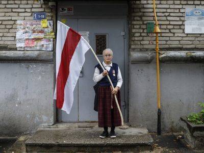 Силовики ворвались в квартиру 73-летней Нины Багинской, ставшей символом протестов в Беларуси