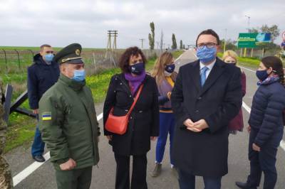 Посол Великобритании посетила пункт пропуска на админгранице с Крымом