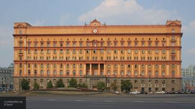 "Распявшего" себя акциониста задержали у здания ФСБ в Москве